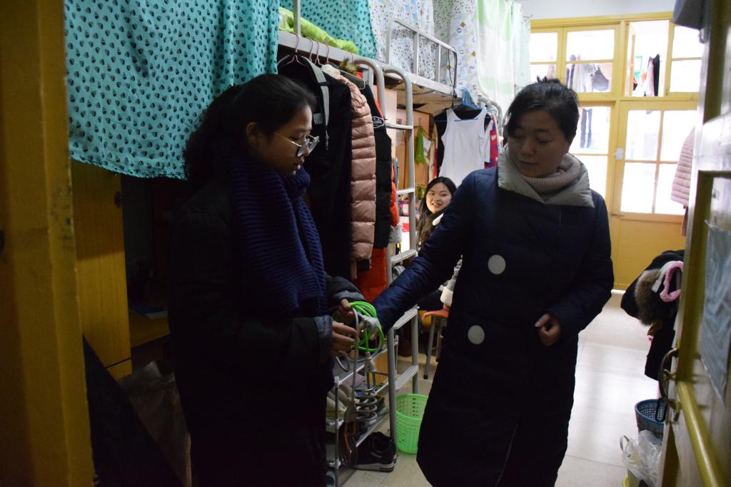 (院党委副书记吴丽华老师下寝查缴违章电器) MK体育官网