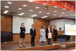 图为2014级统计班代表队上台展示 MK体育官网